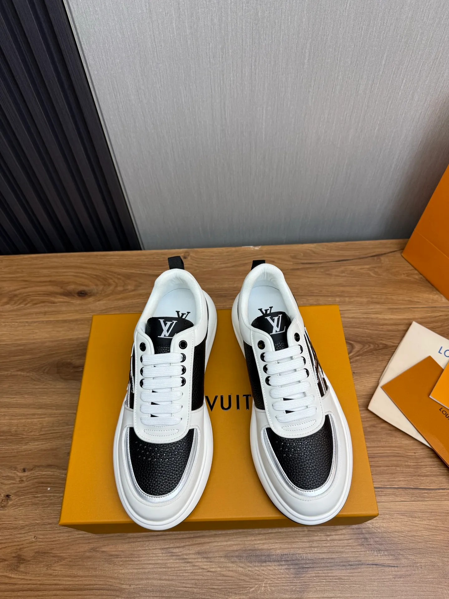 Men's shoes 💰820💰 Lv. Top purchasing agent 🇮🇹 Louis Vuitton, sports shoes counter synchronization, uppers imported from Italy, high-quality splicing and complex handicrafts, imported mesh pads are soft and comfortable, soles: original factory special soles, TPU exclusive movable molded soles super comfortable, original factory single goods, 🔍🔍high quality, you can enter and exit the counter at will, welcome to compare, code number 38-44 (Customized 38.45)